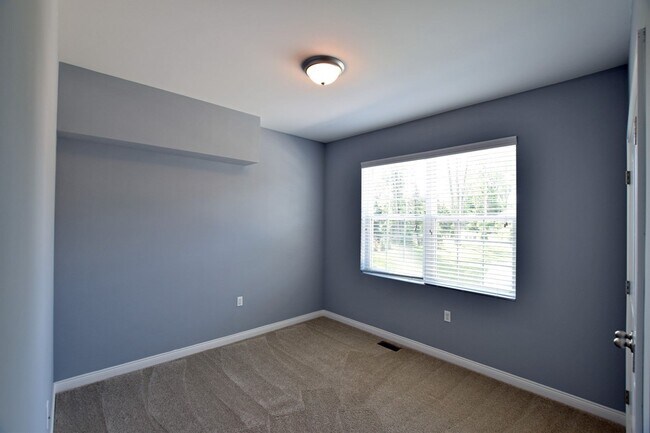 Building Photo - Shelby Township - 3 Bedroom, 2 Bath, End-Unit condo style w/Att Garage