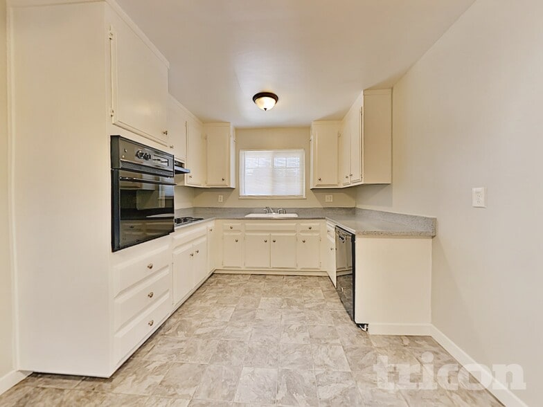 Building Photo - 402 E Pacific Ave