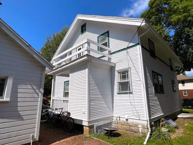 Building Photo - 1617 Chadbourne Ave