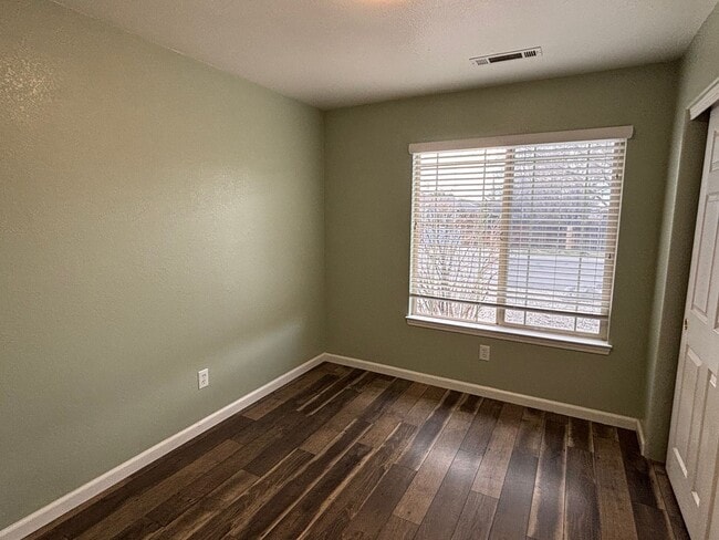 Building Photo - 830 Randell Dr