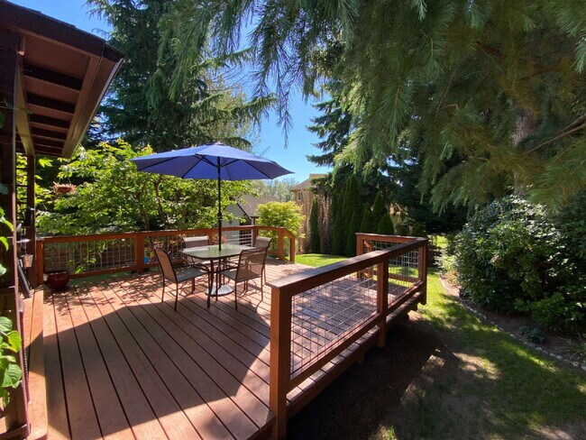 Building Photo - Quiet 3-Bed, 1.5-Bath Home with Large Encl...