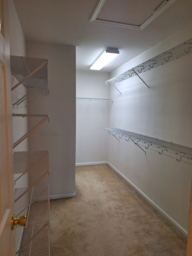 Building Photo - Townhome near Gate Parkway