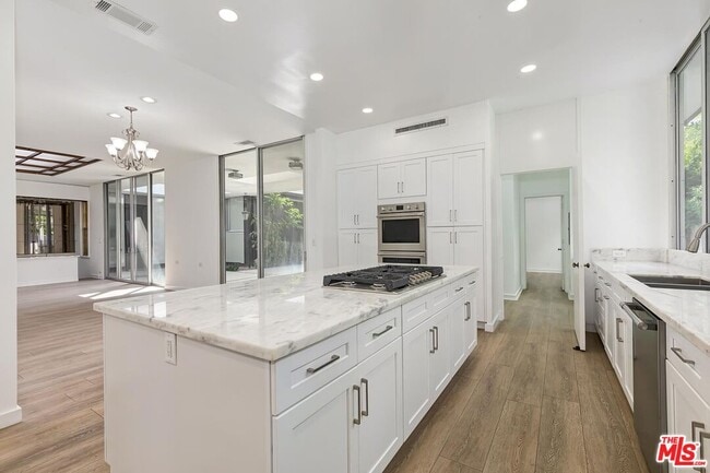 Building Photo - 719 N Bedford Dr