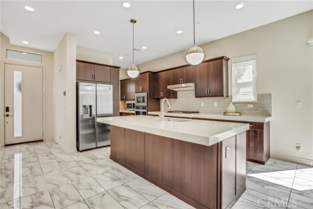 Building Photo - 783 Benchmark