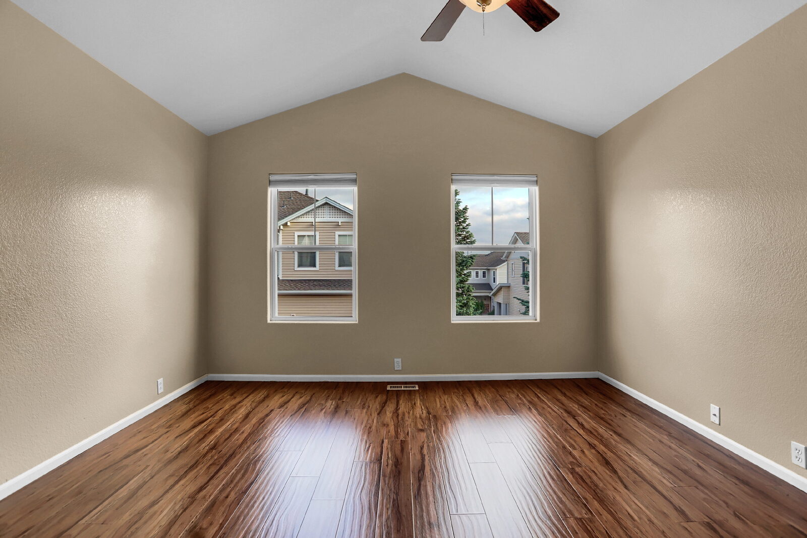 Building Photo - Bright & Spacious 3-Bed Townhome Just 15 M...