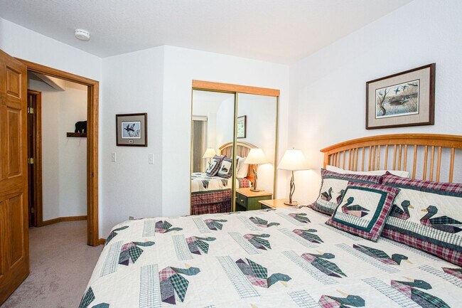Building Photo - Convenient Location! Lots of Space and Lig...