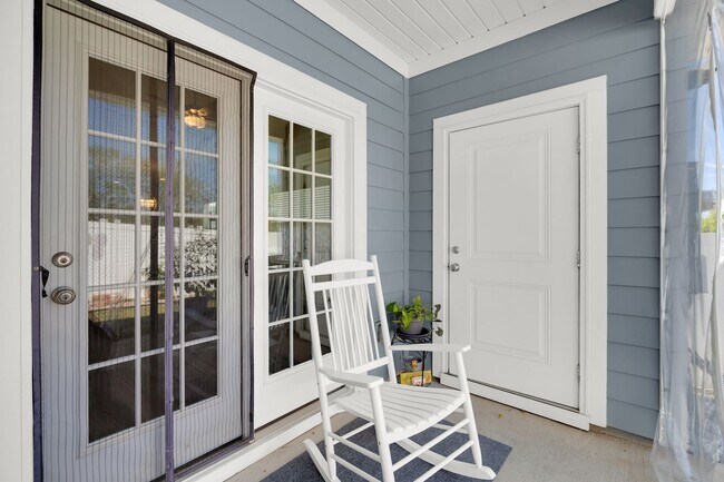 Building Photo - Beautiful Fully Furnished.