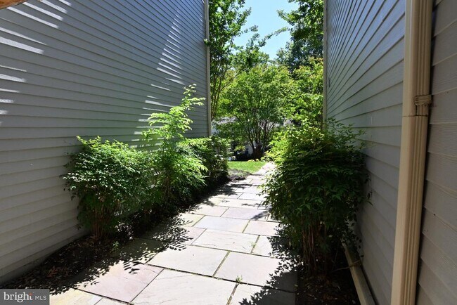 Building Photo - 2220 Springwood Dr