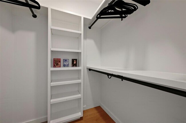 Building Photo - 407 S Park Dr