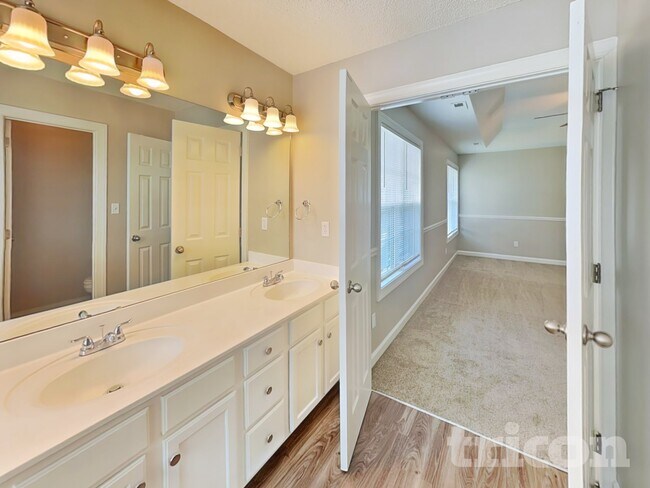 Building Photo - 2829 Rosemeade Dr