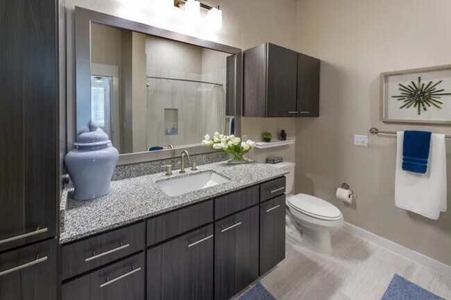 Building Photo - Prime Houston Location with Modern Style!