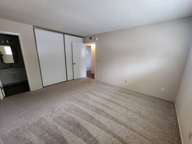 Building Photo - Adorable 2 Bed, 2 Bath Home in a 55+ Commu...