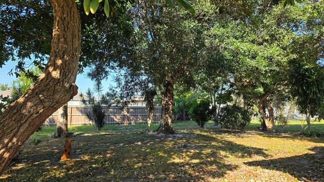 Building Photo - 207 SW Statler Ave