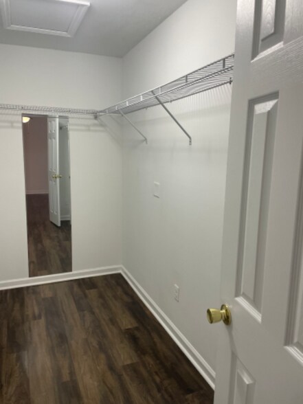 Building Photo - 1902 Ashmore Green Dr