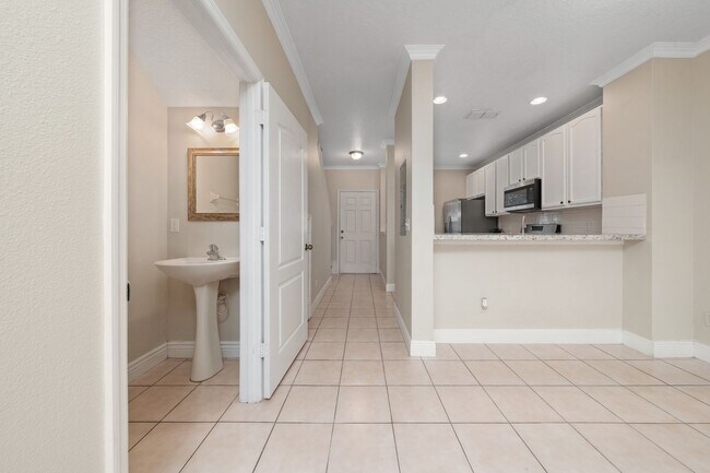 Building Photo - 2 Bedroom /2.5 bathrooms Town House. Just few minutes from Medical City.