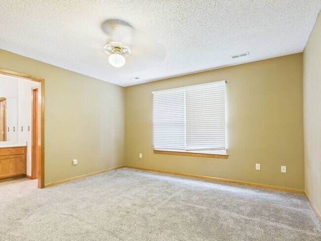 Building Photo - 1213 Fox Run Dr