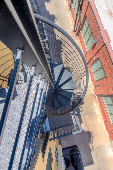 Building Photo - 2345 Walnut Street Unit 17