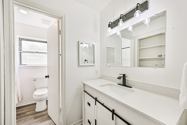 Building Photo - 212 E Castle Harbour Dr