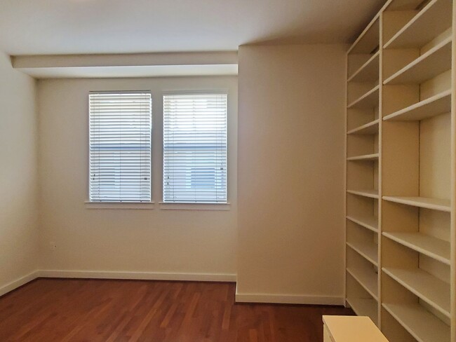 Building Photo - Spacious Townhome, Bonus Room, Fresh Paint...