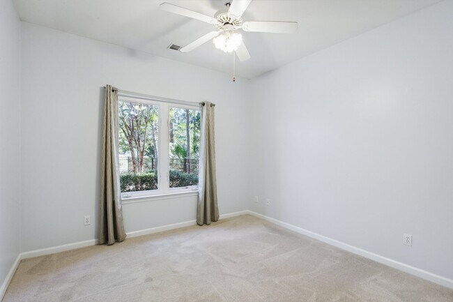 Building Photo - 173 Sumter Square