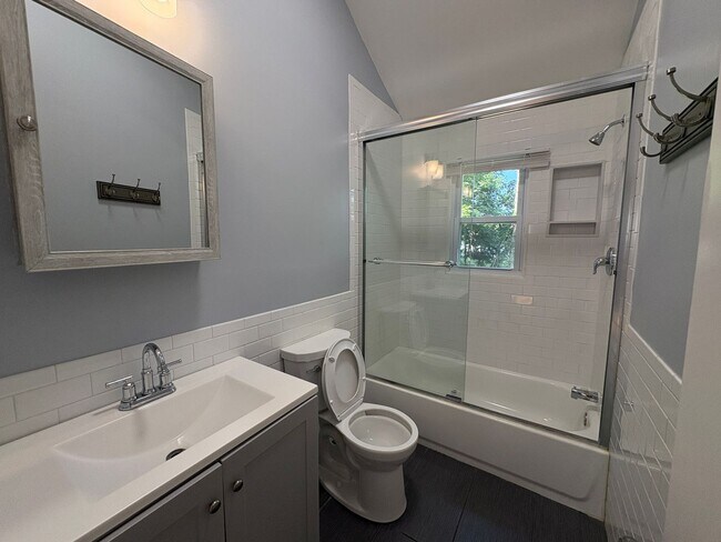 Building Photo - Charming 4-Bedroom 2-Bathroom Home in Nept...