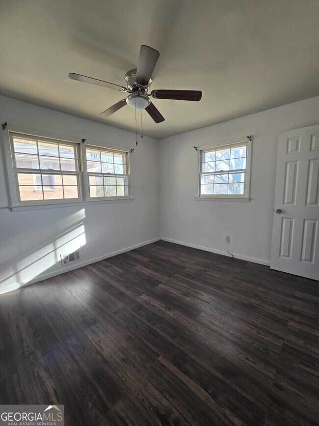 Building Photo - 707 Melrose Dr