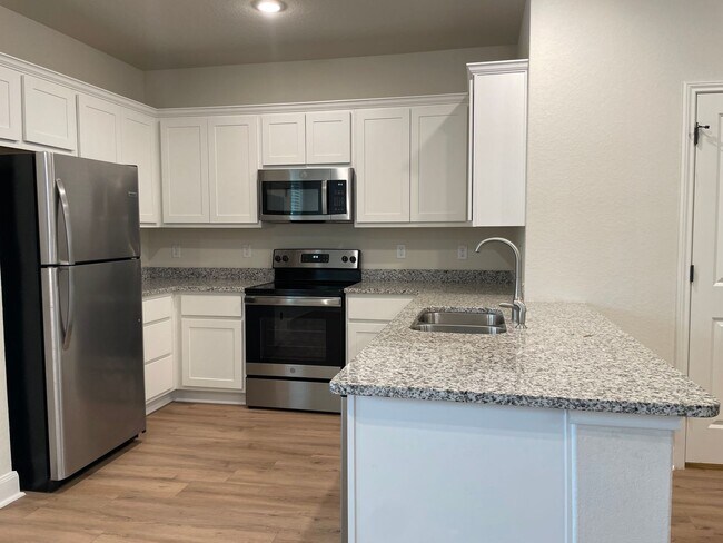 Building Photo - Gated 3-Bed Townhome Near SeaWorld & Lackland AFB — Pets Welcome!