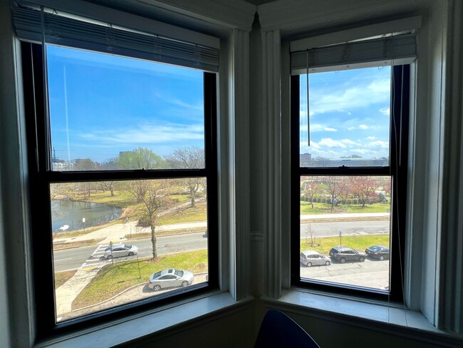 Building Photo - Renovated Top Floor 1-Bed on Park Drive | ...