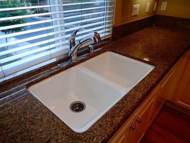 Building Photo - 3 Bed 3 Bath Condo for Rent at the Whittie...