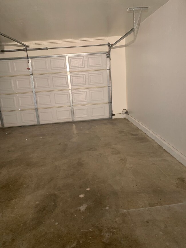 Building Photo - 4 + 2 Home, 2 car garage - Close to the Ve...