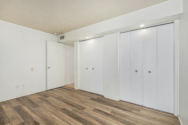 Building Photo - Great Location - 2 bed 1 bath Private Yard