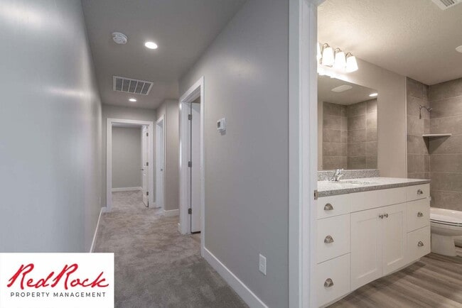 Building Photo - Modern 4-Bed Townhome in Hurricane Heights