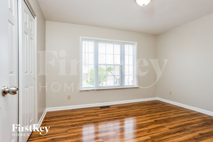 Building Photo - 650 Silver Maple Dr