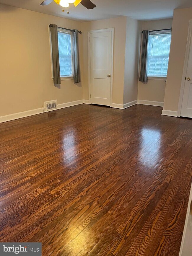 Building Photo - 102 Hillside Cir