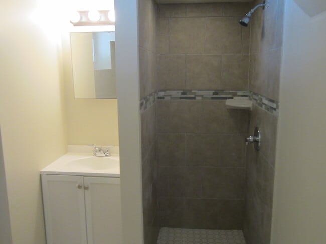 Building Photo - Updated 2 Bedroom 2.5 Bath in Pleasant Ridge Inc. Finished Basement with Bonus Room