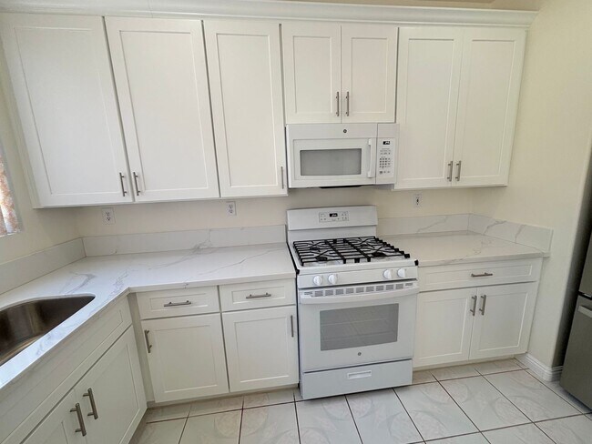 Building Photo - Very clean and upgraded 4 bedroom home in Buena Park