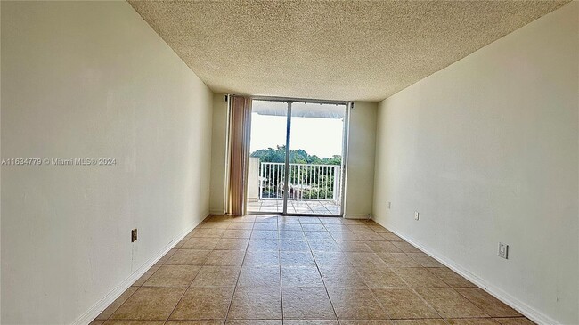 Building Photo - 1200 NE Miami Gardens Dr