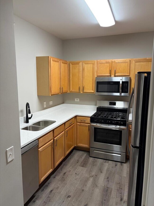 Building Photo - 3243 Stratford Ct