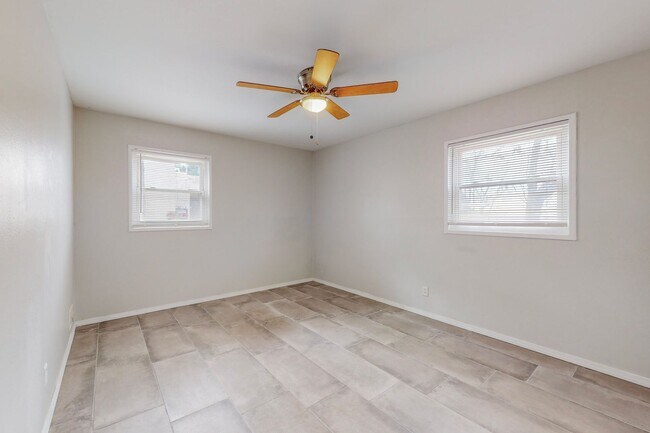 Building Photo - NE 2/BD 1/BA 1/CG HOME