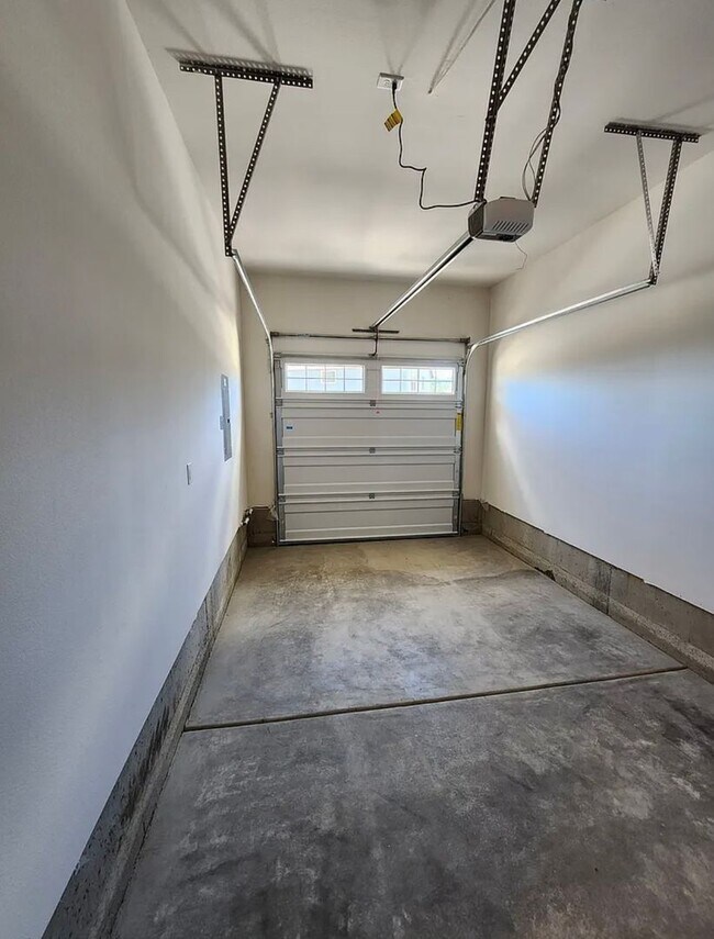 Building Photo - Must See Townhome Located in Ponderosa Ridge