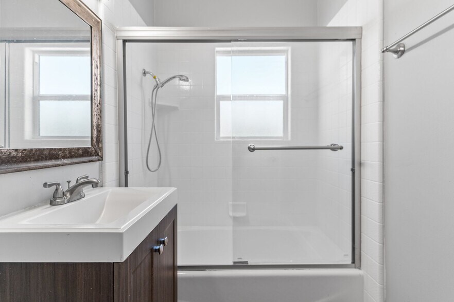 Building Photo - 2010 Pine Ave