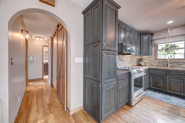 Building Photo - 7215 Larchwood Ln