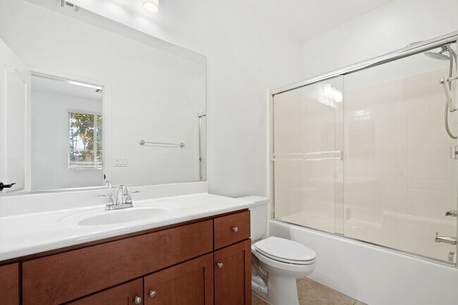 Building Photo - Spacious 4 Bedroom TownHome in Garden Grove!