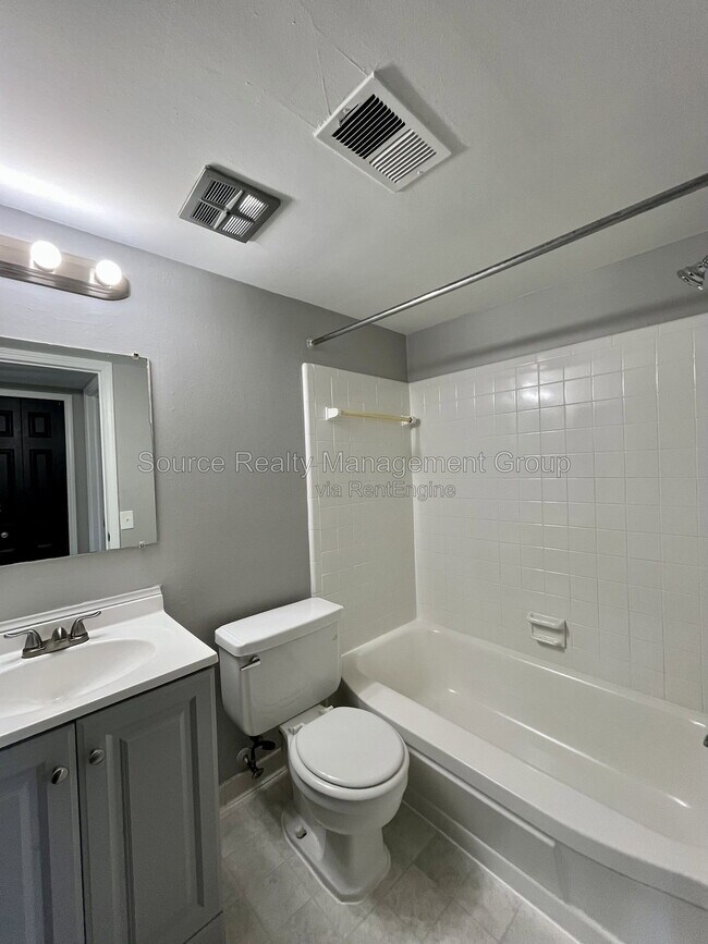 Building Photo - 4441 Oakwood