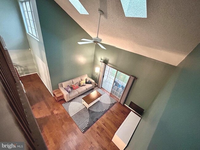 Building Photo - 904B Oliphant Ln