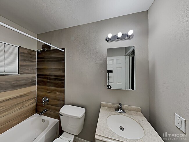 Building Photo - 2258 Lake Dr