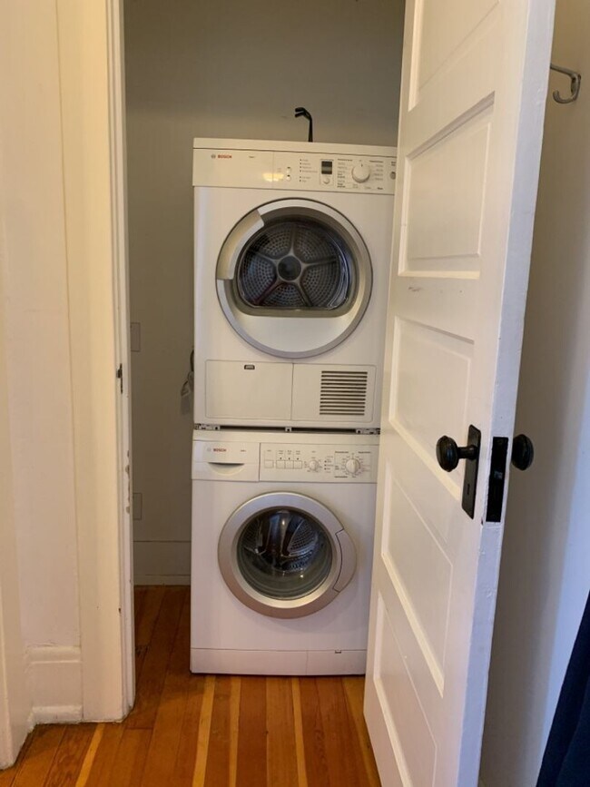 Building Photo - Cozy Carlton Court Studio with In-Unit Washer/Dryer, Walk-In Closet, Dishwasher!