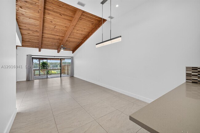Building Photo - 2619 Parkview Dr S