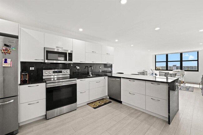 Building Photo - 1401 N Riverside Dr