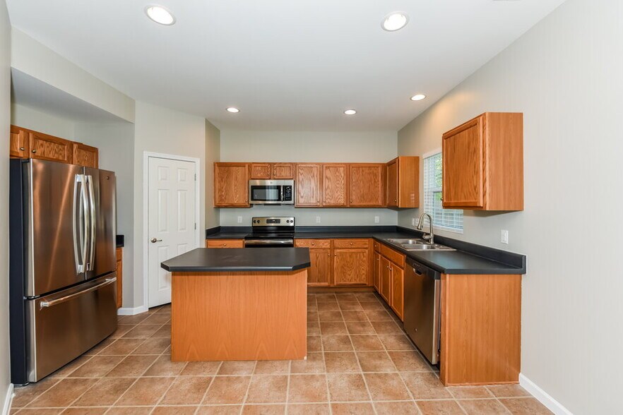 Building Photo - 724 Maylene Dr